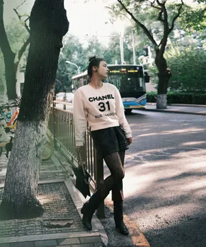 马思纯黑丝皮靴性感街拍写真图片_2