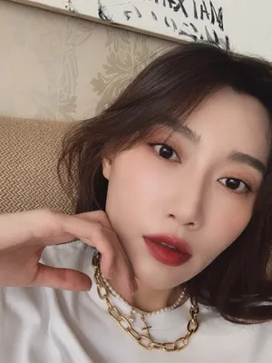 李斯羽性感红唇自拍图片_1