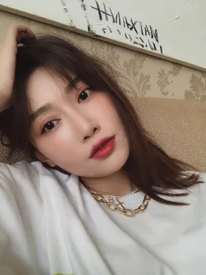 李斯羽性感红唇自拍图片_2
