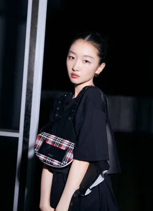 周冬雨黑色系优雅大片写真图片_3