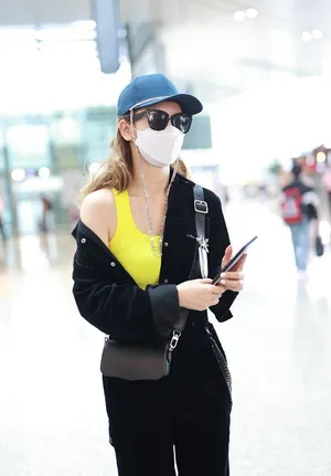 戚薇荧光背心绝美一字肩性感时尚机场照图片_6