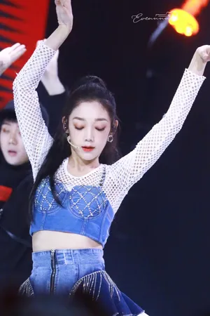 希林娜依·高元气甜美舞台照图片_2