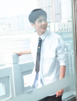 刘昊然白衬衫帅气写真图片_3