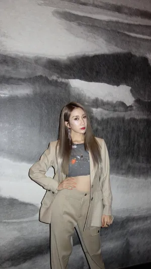 乃万卡其色西装外套性感写真图片_3