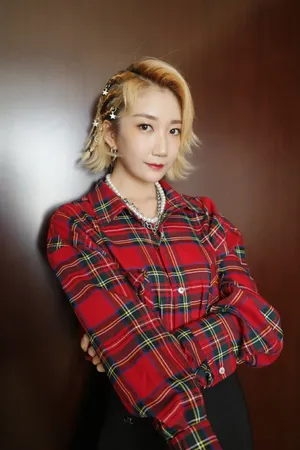 乃万红色格子衬衣性感图片写真