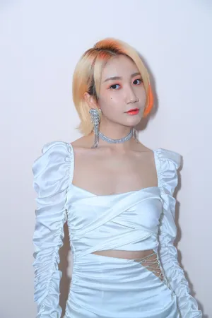 乃万潮流穿搭性感图片写真_1