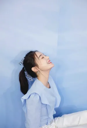 袁姗姗马尾辫蝴蝶结清纯俏皮写真图片_1