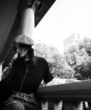 刘雯初秋贝雷帽牛仔裤灵动可爱写真图片