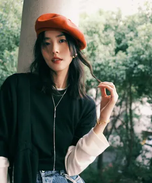 刘雯初秋贝雷帽牛仔裤灵动可爱写真图片_2