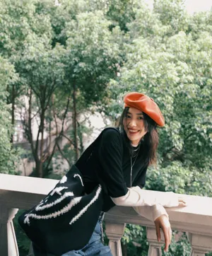 刘雯初秋贝雷帽牛仔裤灵动可爱写真图片_4