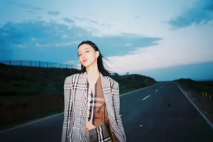 王悦伊格外套装性感写真图片