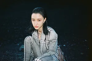 王悦伊格外套装性感写真图片