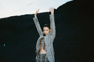 王悦伊格外套装性感写真图片_2