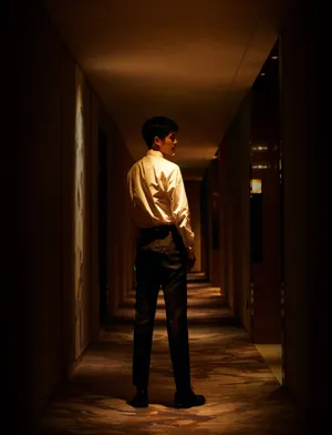 刘昊然白色西装帅气写真图片_4