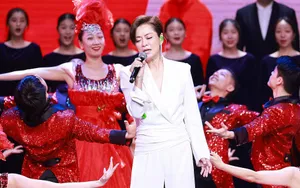 毛阿敏短发白西装干练气场足活动照图片_4