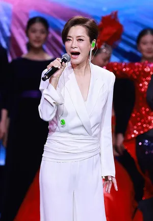 毛阿敏短发白西装干练气场足活动照图片_5