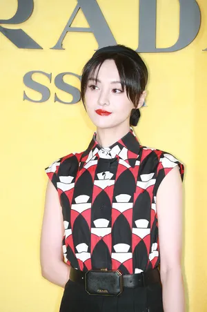 郑爽复古风笑容甜美撩人活动照图片_2
