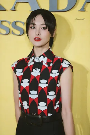 郑爽复古风笑容甜美撩人活动照图片_3
