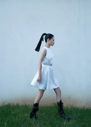 谭卓白裙优雅性感写真图片_1