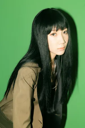乃万魅惑长发复古写真图片