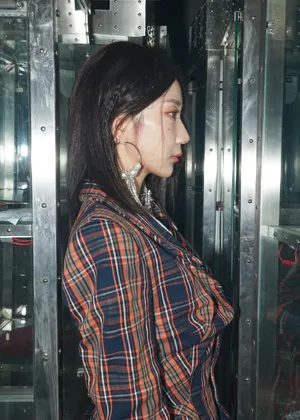 乃万格子西装外套性感图片写真_2