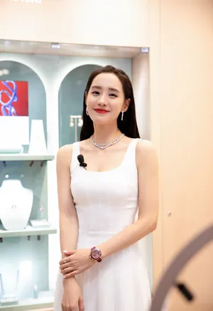 王智性感白裙活动图片_4
