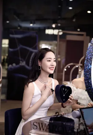 王智性感白裙活动图片_5