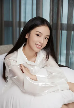 周也白衣甜美养眼写真图片_2