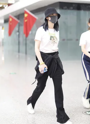 姚晨渔夫帽丘比特T恤可可爱爱机场照图片