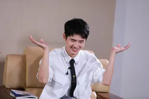 刘昊然白衬衫小虎牙可可爱爱活动照图片