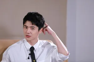刘昊然白衬衫小虎牙可可爱爱活动照图片_2