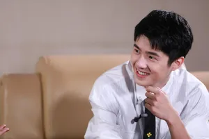 刘昊然白衬衫小虎牙可可爱爱活动照图片_7