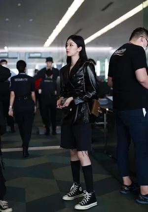 刘令姿长发披肩束腰皮衣性感撩人机场照图片