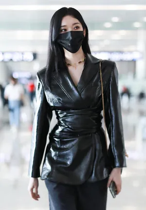 刘令姿长发披肩束腰皮衣性感撩人机场照图片_3