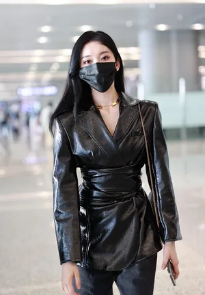 刘令姿长发披肩束腰皮衣性感撩人机场照图片_4