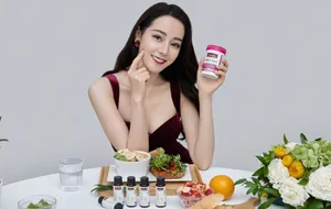 迪丽热巴抹胸红裙性感品牌活动图片