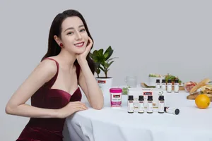 迪丽热巴抹胸红裙性感品牌活动图片_2