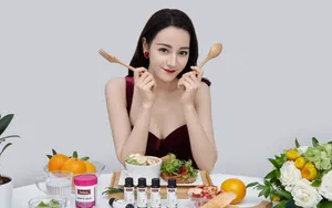 迪丽热巴抹胸红裙性感品牌活动图片_5