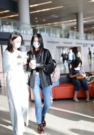 刘雯皮衣衬衫酷飒有型元气满满机场照图片
