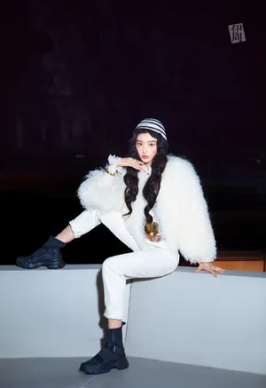 孔雪儿梦幻水滴妆容优雅写真图片