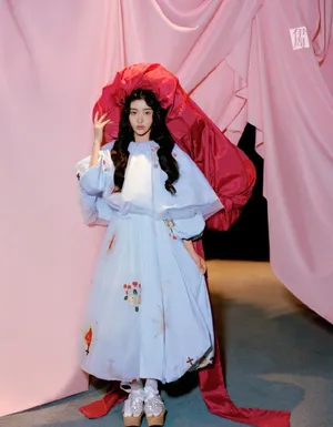 孔雪儿梦幻水滴妆容优雅写真图片_3
