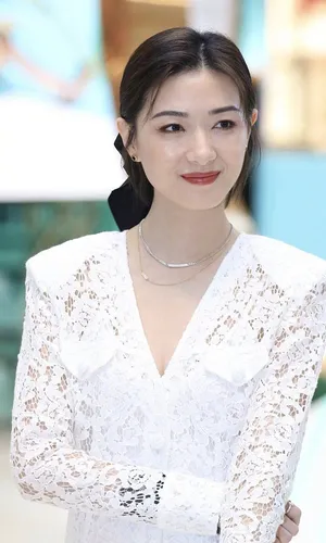 万茜镂空裙妆容精致优雅大气活动照图片_3