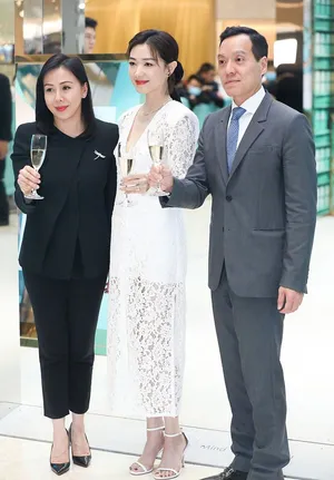 万茜镂空裙妆容精致优雅大气活动照图片_5