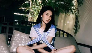 梁洁俏皮居家私服照图片