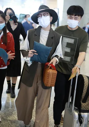 阿朵深绿色马甲毛呢帽复古时髦机场照图片_2