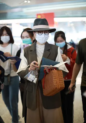 阿朵深绿色马甲毛呢帽复古时髦机场照图片_4