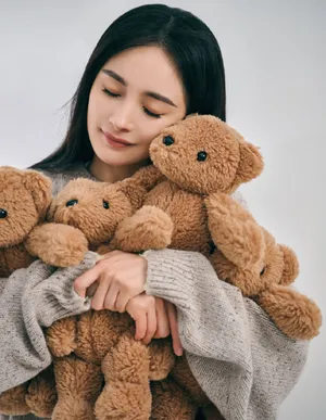 杨幂泰迪熊毛衣慵懒私服写真图片