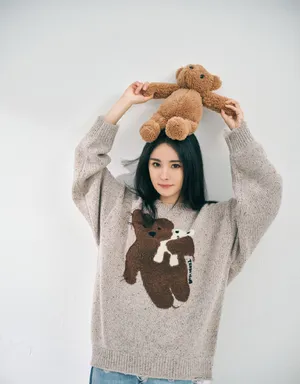 杨幂泰迪熊毛衣慵懒私服写真图片_4