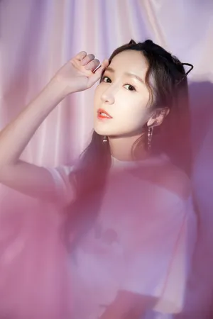 娄艺潇格子短裙性感写真图片