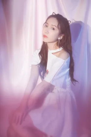 娄艺潇格子短裙性感写真图片_2